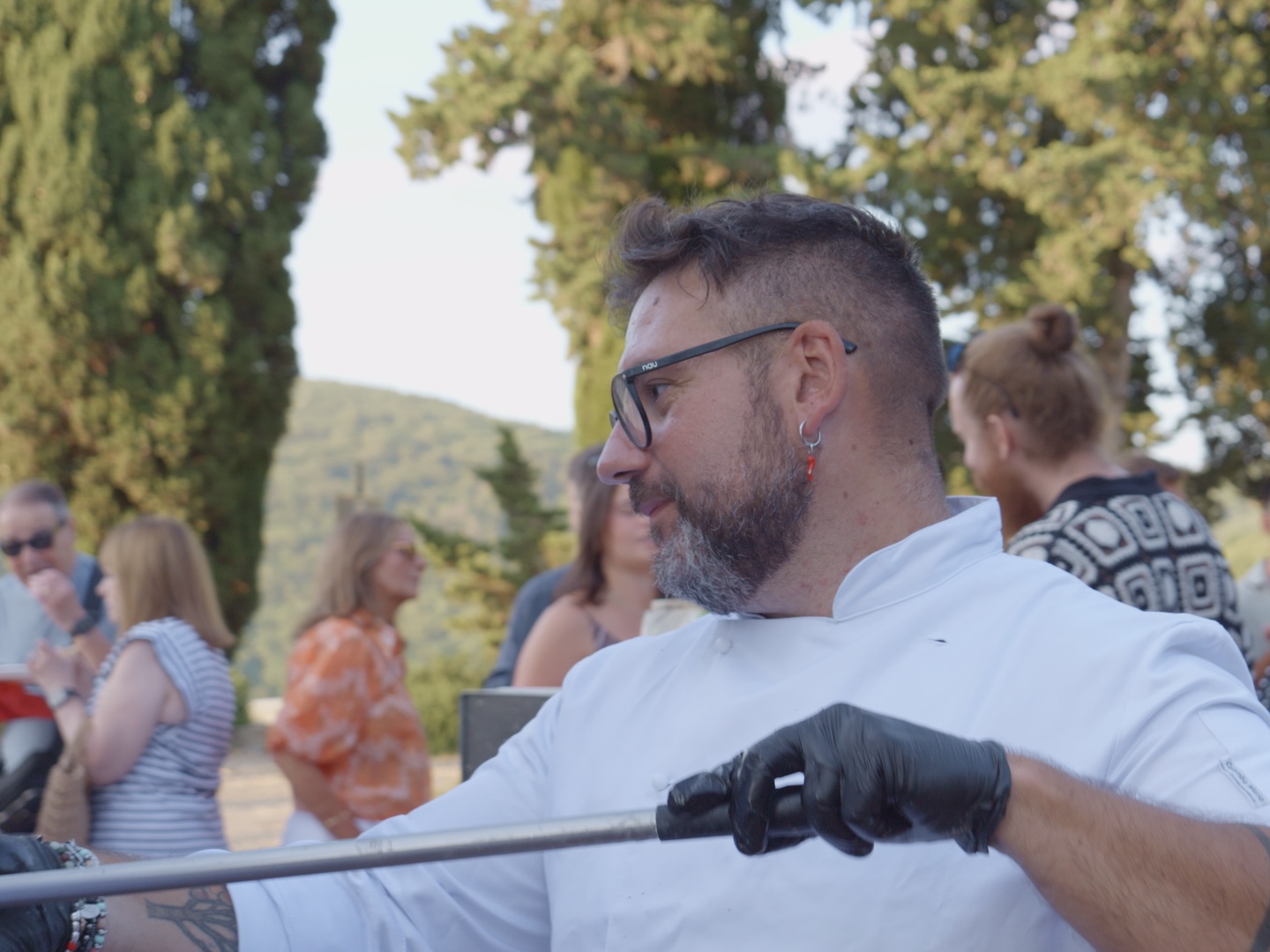 Pizzaiolo al lavoro durante un welcome dinner in villa