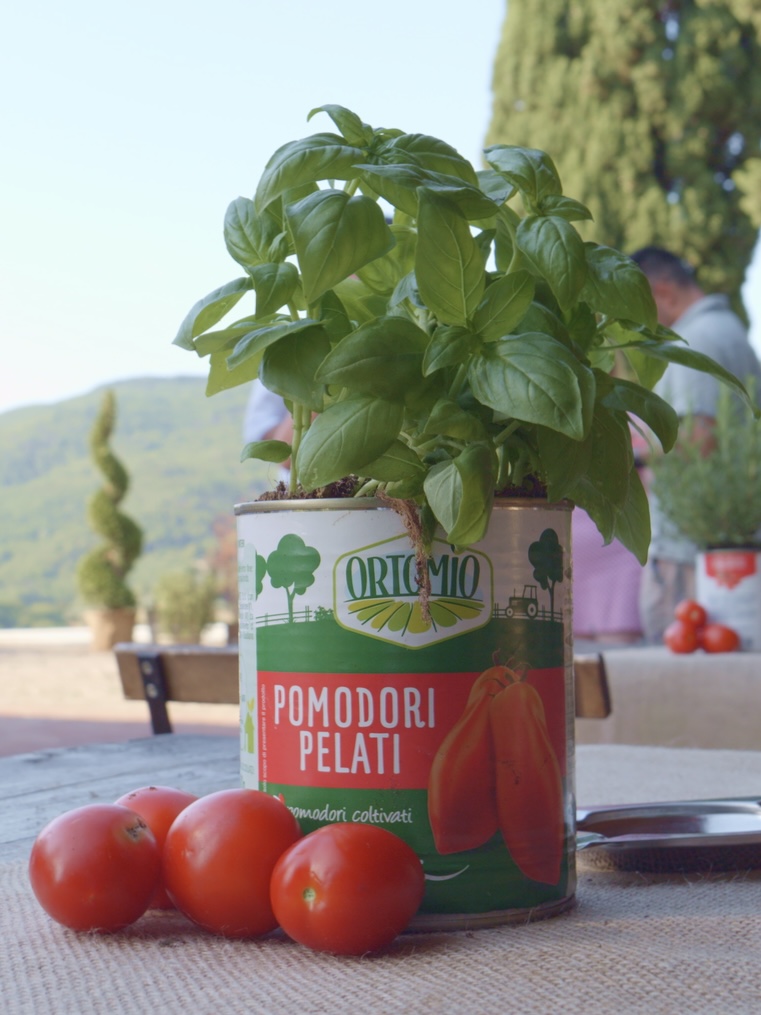 Basilico fresco e pomodori sulla postazione di preparazione della pizza