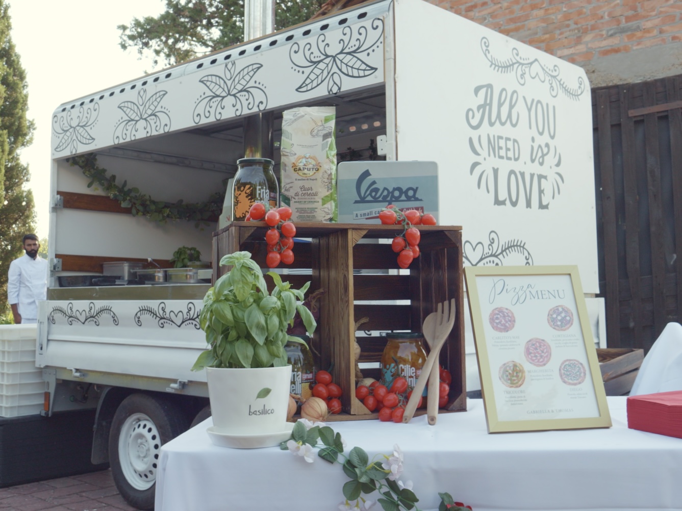 Food truck bianco di Mamma Mia Pizza Party allestito per un matrimonio in Toscana