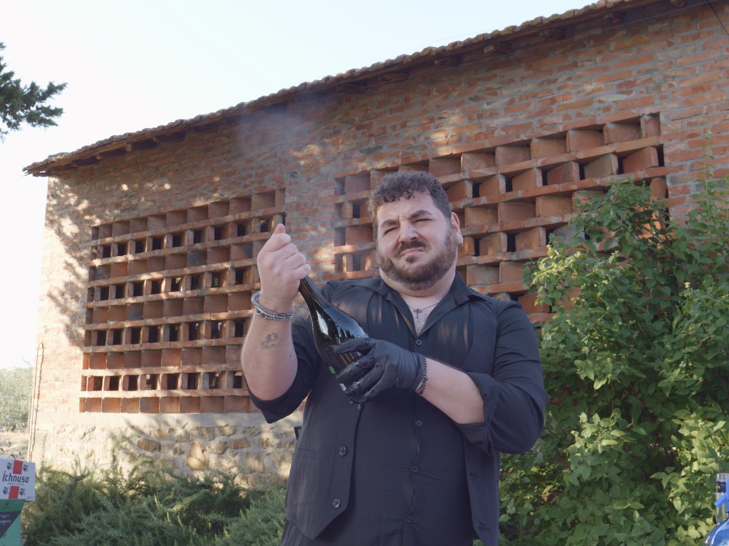Servizio bevande durante un evento prematrimoniale all'aperto in Toscana
