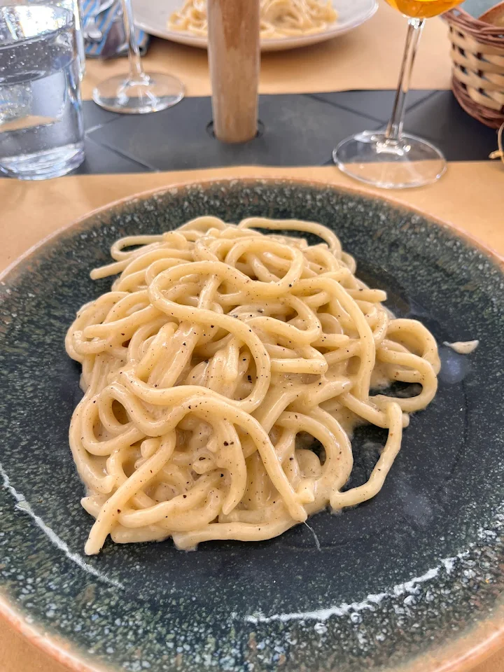 Pici cacio e pepe serviti all'Osteria Il Carroccio Siena