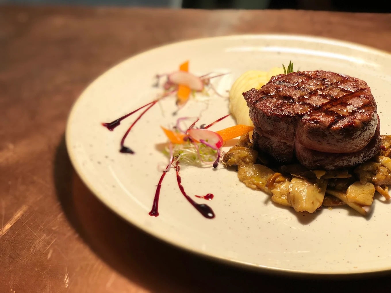 Filetto di manzo grigliato con purea e funghi all'Antica Osteria da Divo Siena