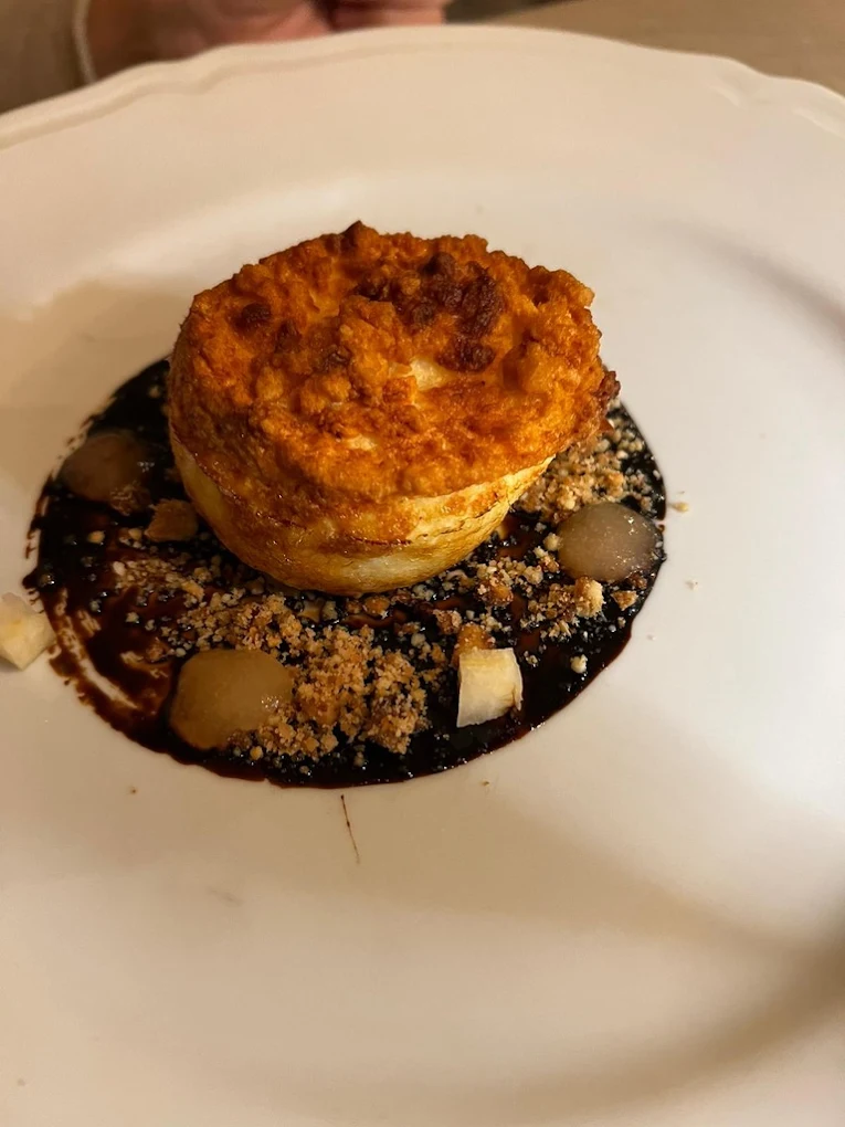 Soufflé al cioccolato con salsa scura e granella all'Antica Osteria da Divo Siena