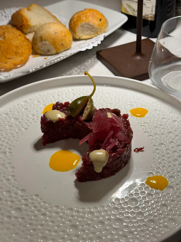 Tartare di manzo con tuorlo e cipolla rossa servita all'Antica Osteria da Divo Siena
