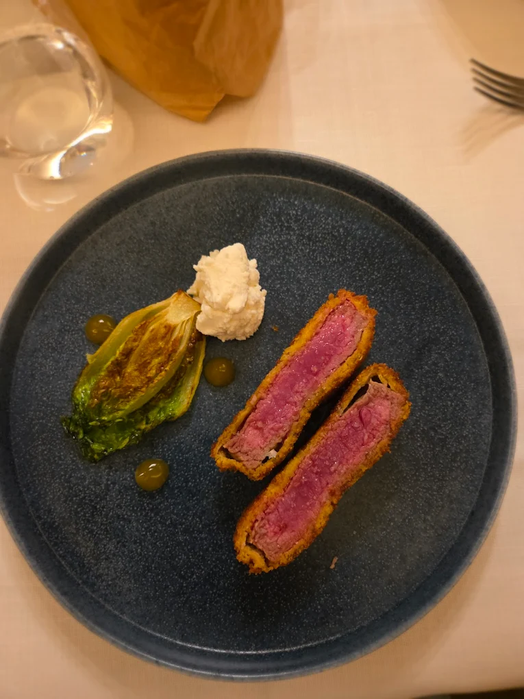 Secondo di carne impanata al rosa con cicoria brasata all'Osteria Le Logge Siena