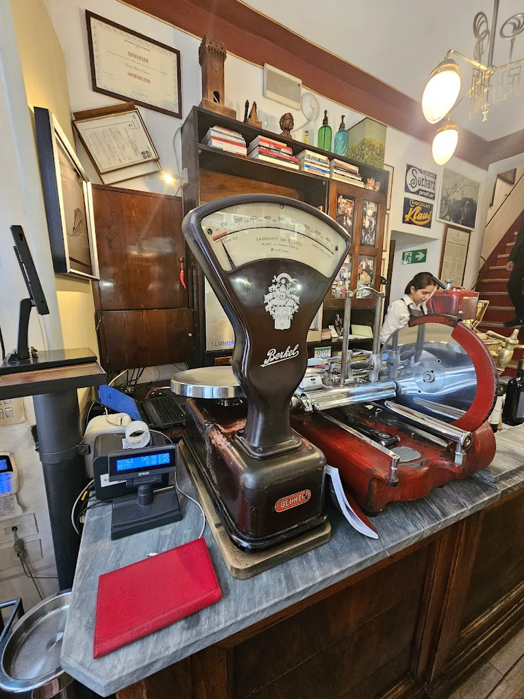 Sala storica Osteria Le Logge Siena con bilancia Berkel e armadi vetrina dell'ex drogheria