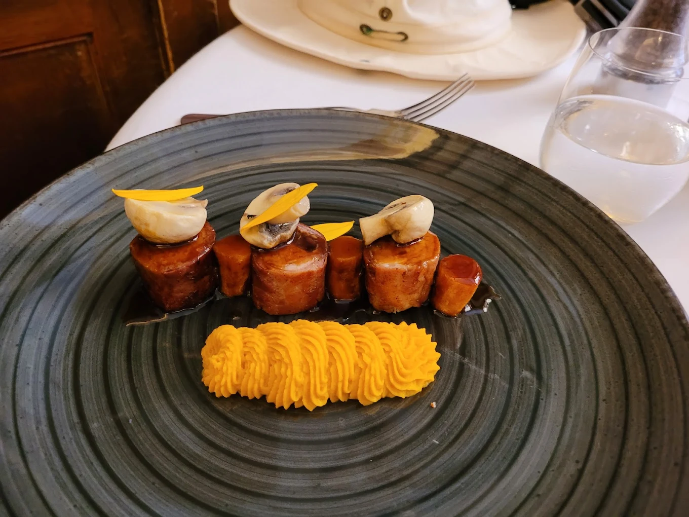 Filetto laccato con purea di patate dolci all'Osteria Le Logge Siena