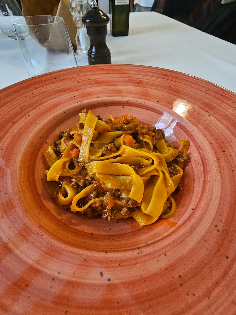 Tagliatelle al ragù di carne servite all'Osteria Le Logge Siena