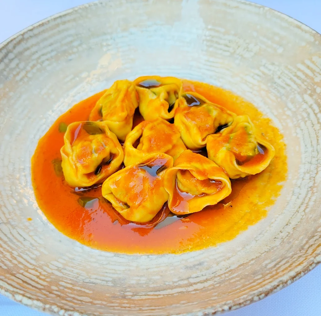 Tortelli ripieni in salsa al pomodoro serviti all'Osteria Le Logge Siena