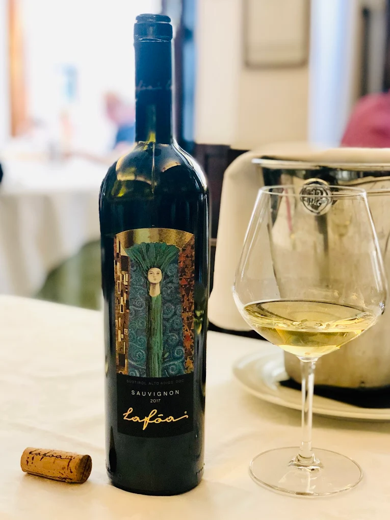 Bottiglia di Sauvignon Lafoa Alto Adige servita all'Osteria Le Logge Siena