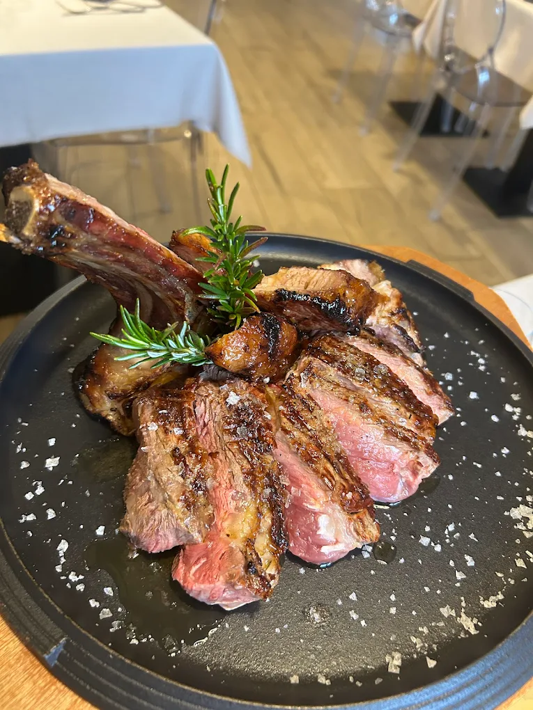 Bistecca toscana con osso servita alla Locanda dell'Oste Siena