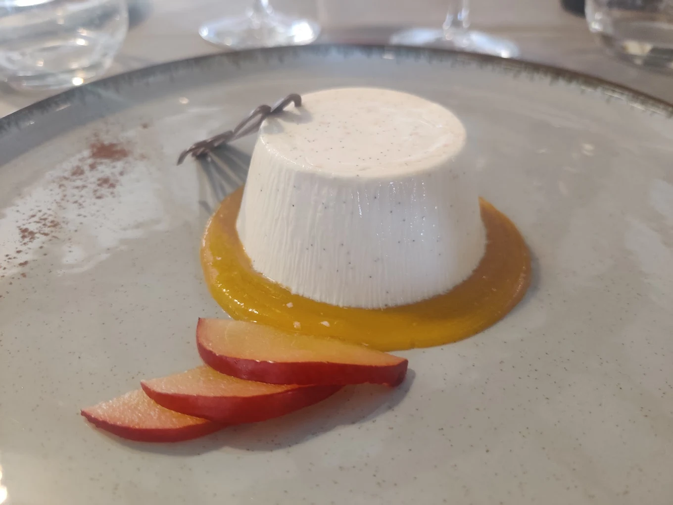 Panna cotta con coulis di pesca alla Locanda dell'Oste Siena