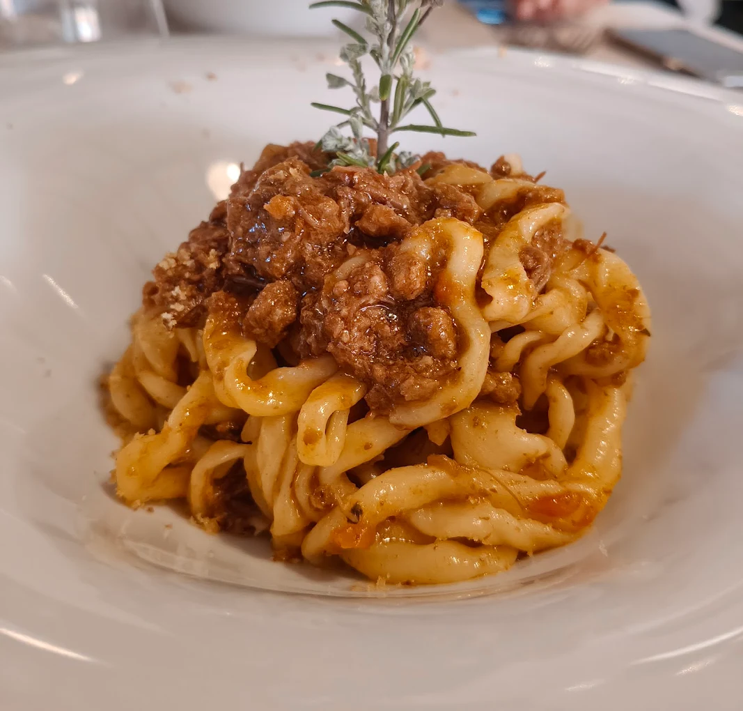 Pici al ragù serviti alla Locanda dell'Oste Siena