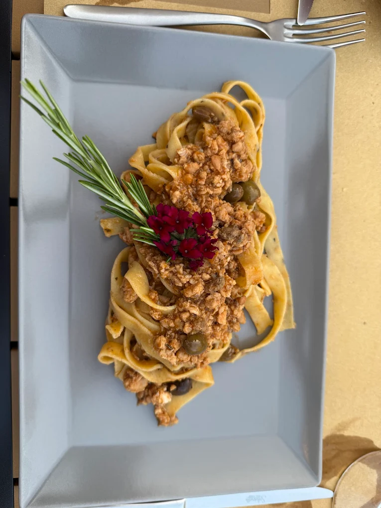 Tagliatelle al ragù bianco con olive alla Locanda dell'Oste Siena