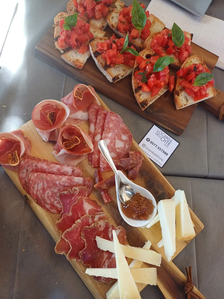 Tagliere di salumi e bruschette alla Locanda dell'Oste Siena