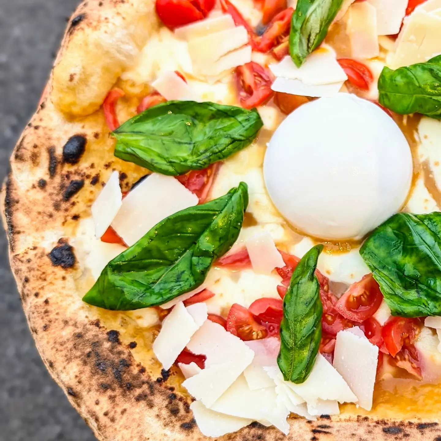 Pizza con burrata e pomodorini stagionali