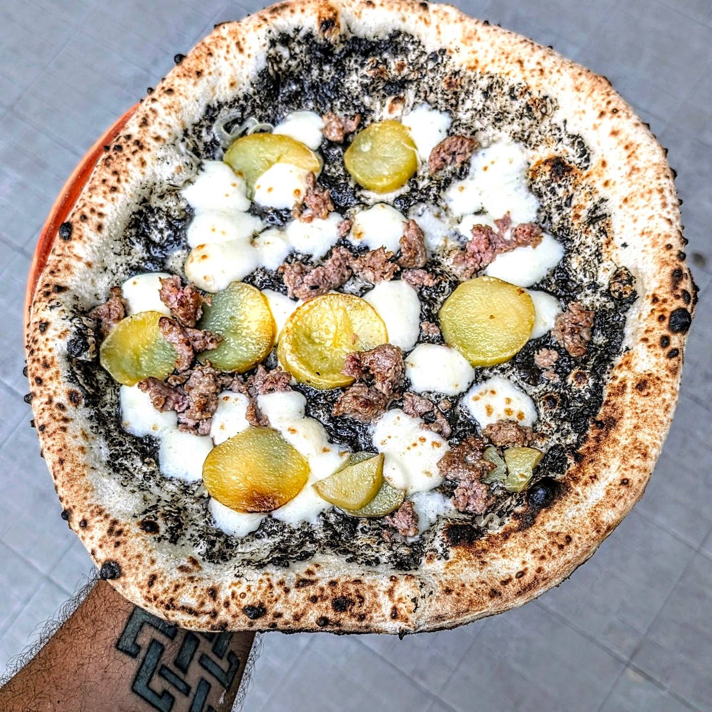 Pizza napoletana con cenere, patate e salsiccia, mozzarella a fiocchi