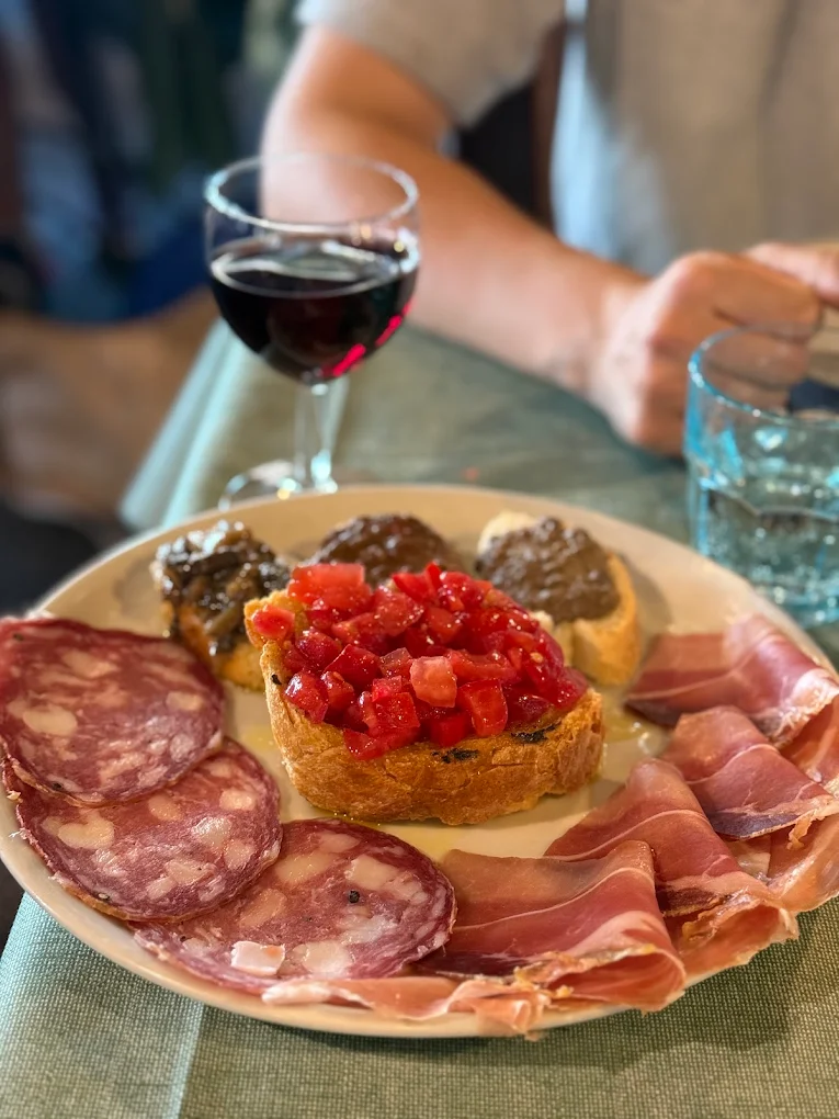 Antipasto toscano misto Antica Trattoria Papei Siena con salumi, crostini e bruschetta al pomodoro