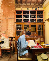 Sala interna con cantina vini all'Osteria La Sosta di Violante Siena