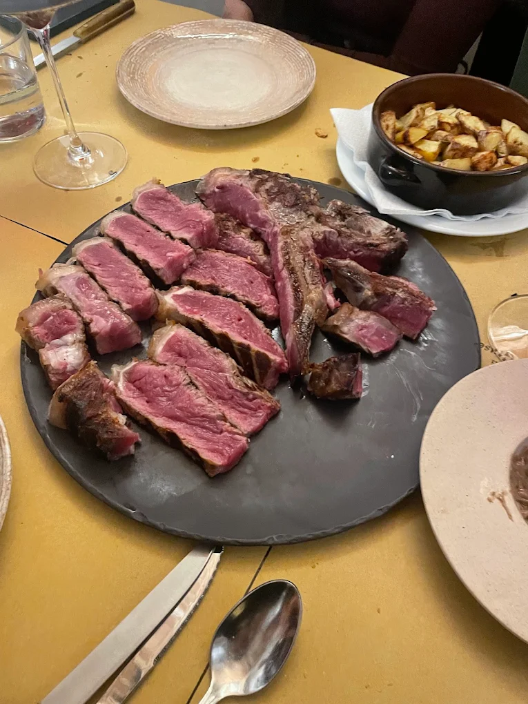 Bistecca toscana al sangue servita alla Taverna di San Giuseppe Siena