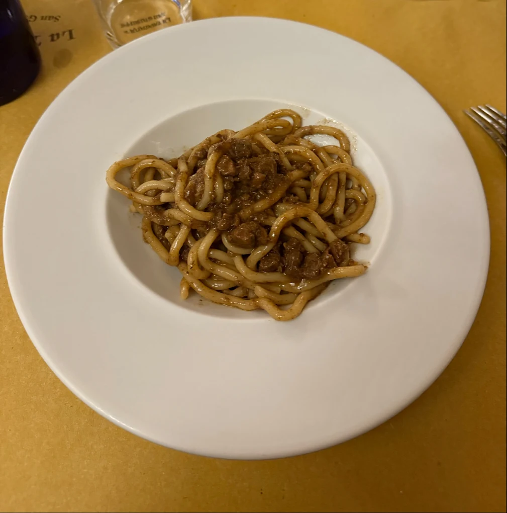 Pici al ragù serviti alla Taverna di San Giuseppe Siena