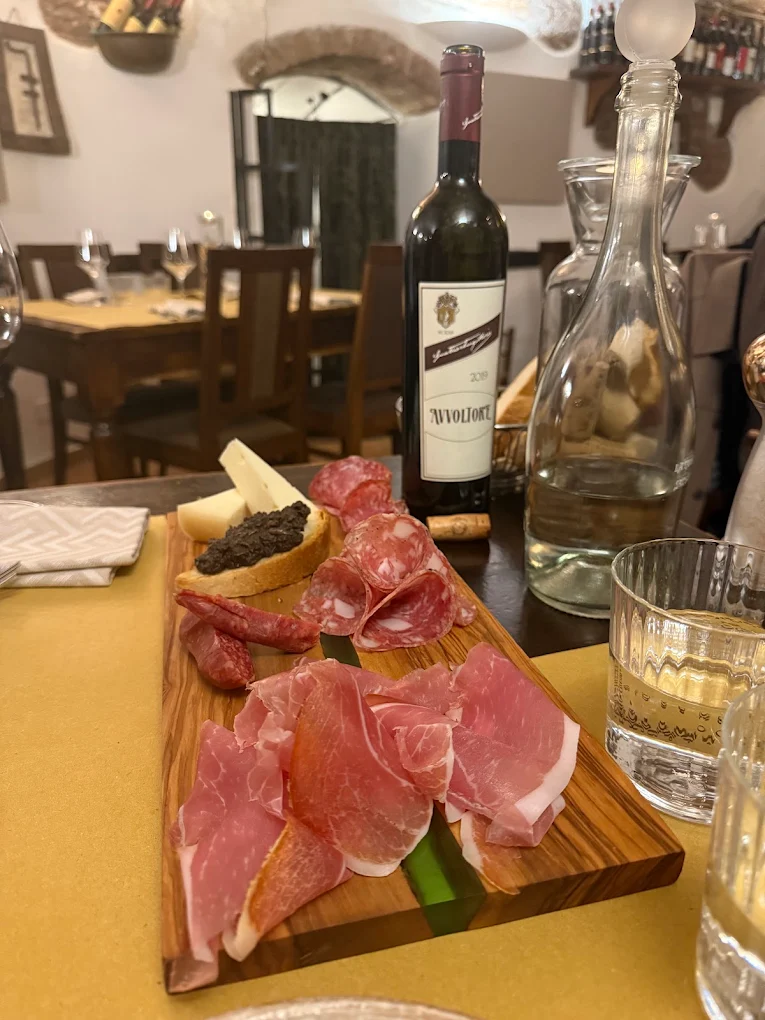 Tagliere di salumi toscani e vino rosso alla Taverna di San Giuseppe a Siena