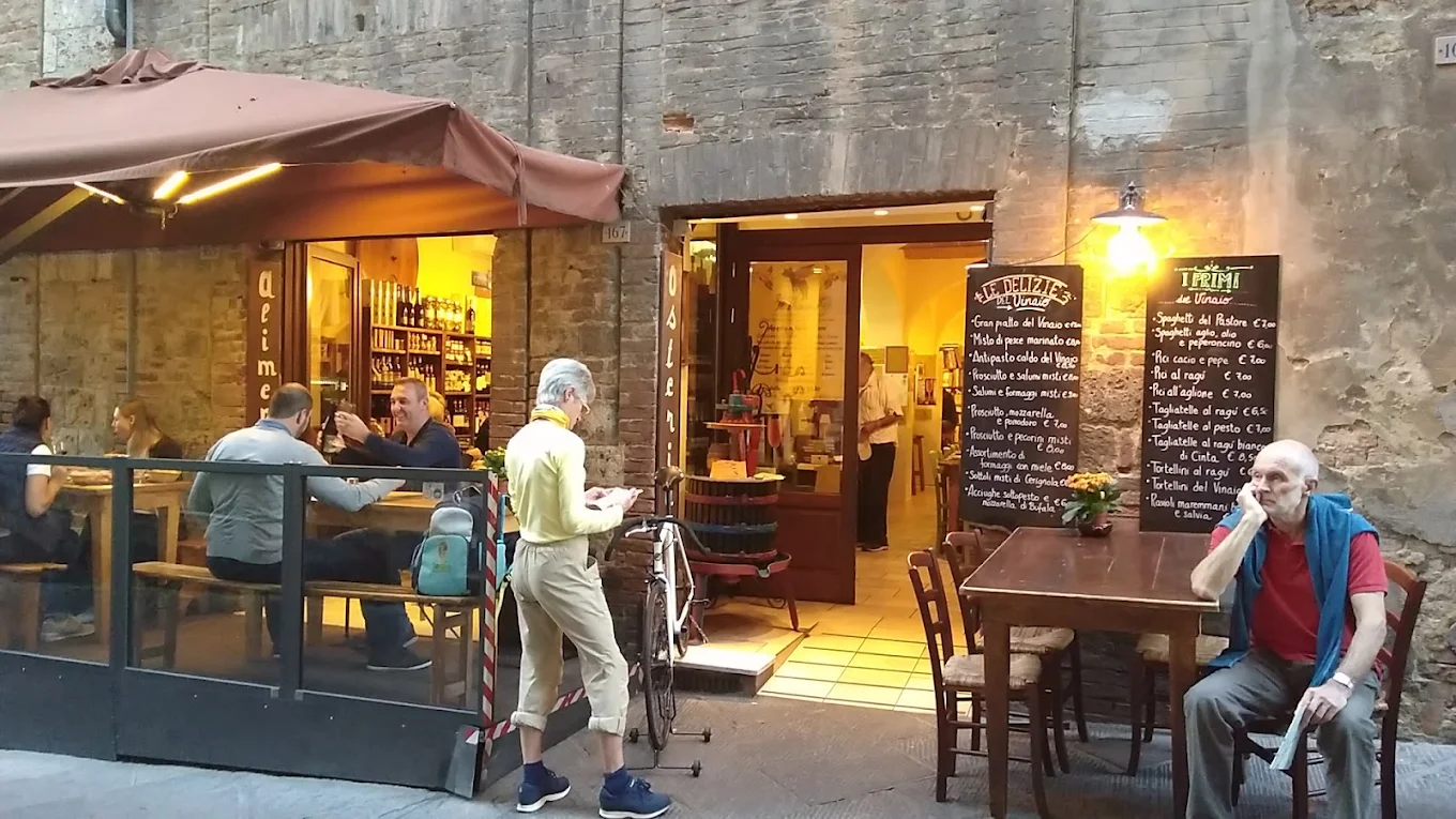 Ingresso dell'Osteria Il Vinaio in Via Camollia a Siena con tavoli all'aperto e lavagne dei piatti