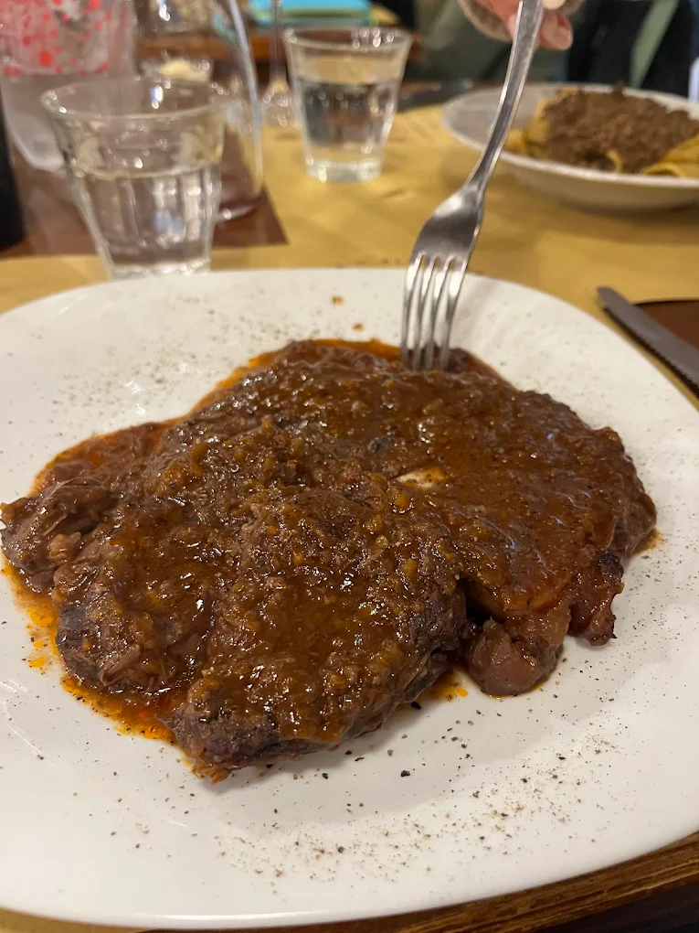 Ossobuco alla senese servito all'Osteria Il Vinaio Siena