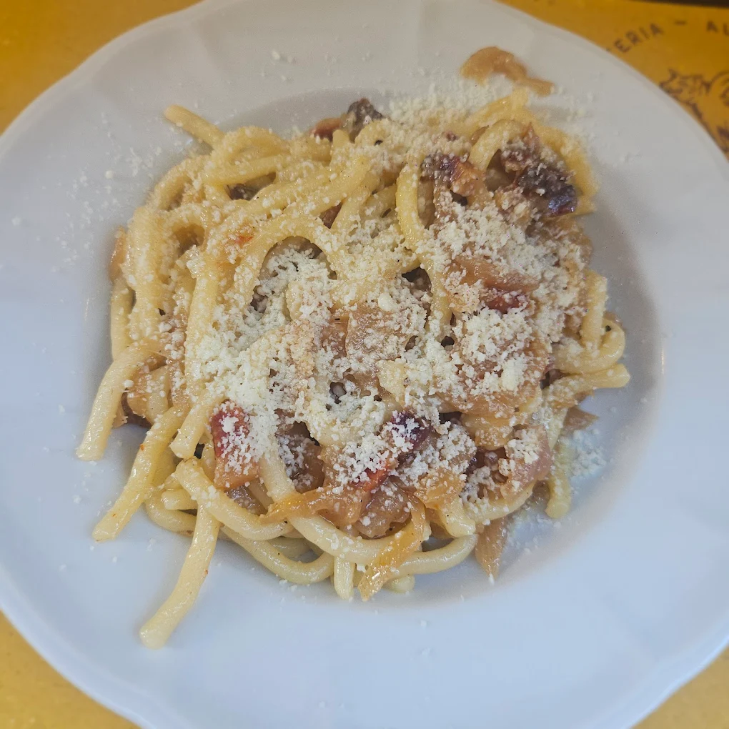 Pici cacio e pepe con guanciale serviti all'Osteria Il Vinaio Siena