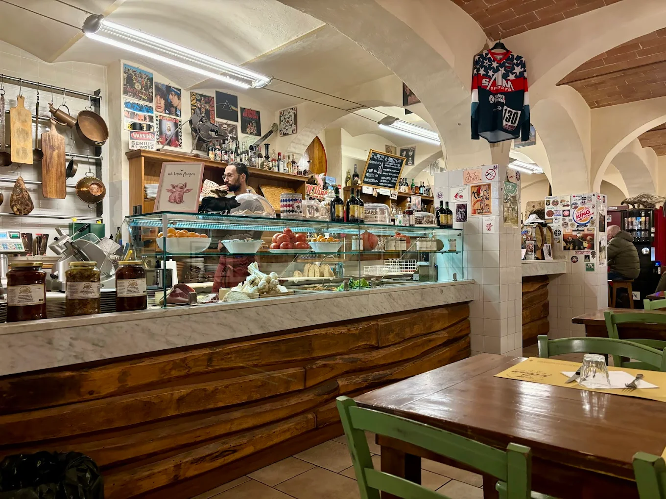 Interno Osteria Il Vinaio Siena con banco alimentari, salumi e vetrina dei prodotti